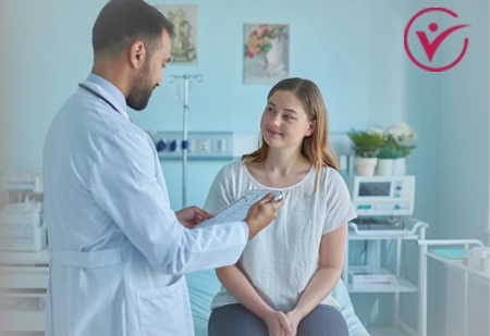 Врач готовится делать капельницу